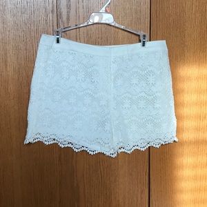 Ladies cream coloured lace shorts. Size 8.